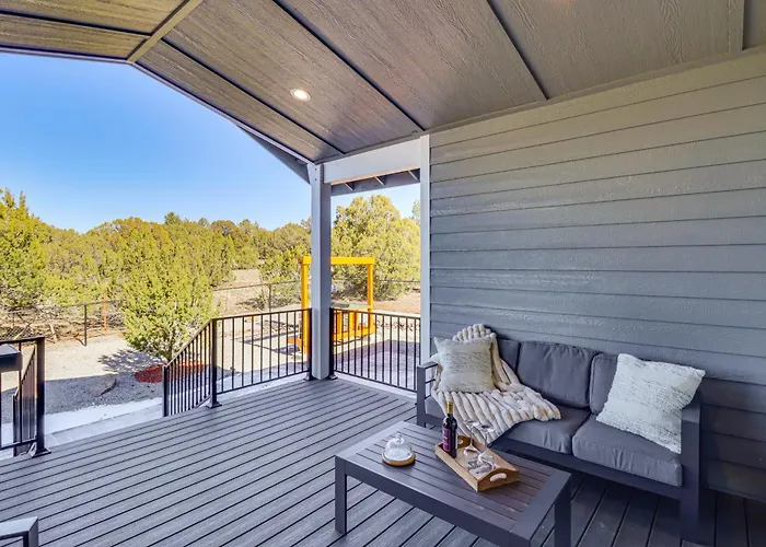 Show W/ Deck: Near & Trails! Holiday home *
