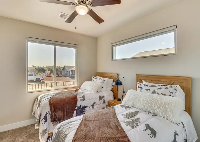 Show W/ Deck: Near & Trails! Holiday home